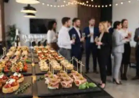 Tipos de catering para eventos en Asturias: cuál elegir según tu celebración 1 catering para eventos en Asturias con montaje elegante y presentación cuidada