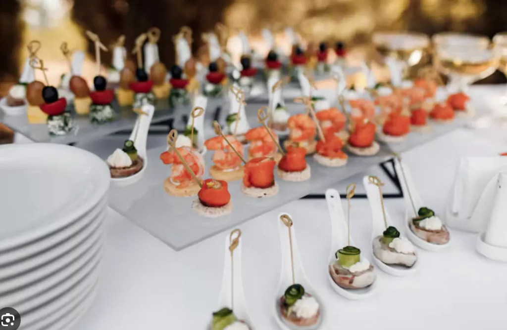 catering para eventos en Asturias con montaje elegante y presentación cuidada
