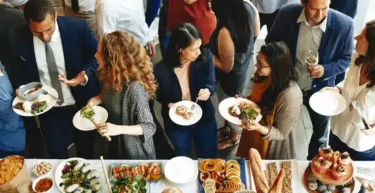 Tipos de catering para eventos en Asturias: cuál elegir según tu celebración 4 celebración con catering para eventos en Asturias e invitados disfrutando del servicio