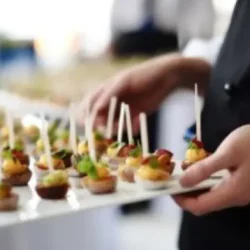 Tipos de catering para eventos en Asturias: cuál elegir según tu celebración 6 catering para bodas en Asturias con montaje elegante al aire libre