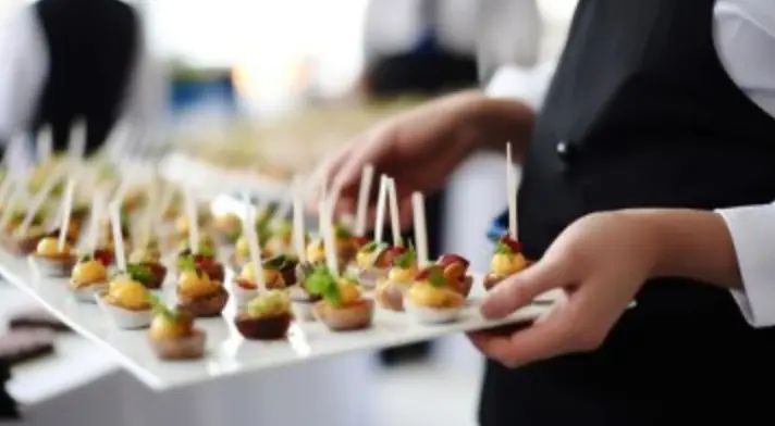 Catering para bodas en Asturias | Servicio personalizado 2 catering para bodas en Asturias con montaje elegante al aire libre