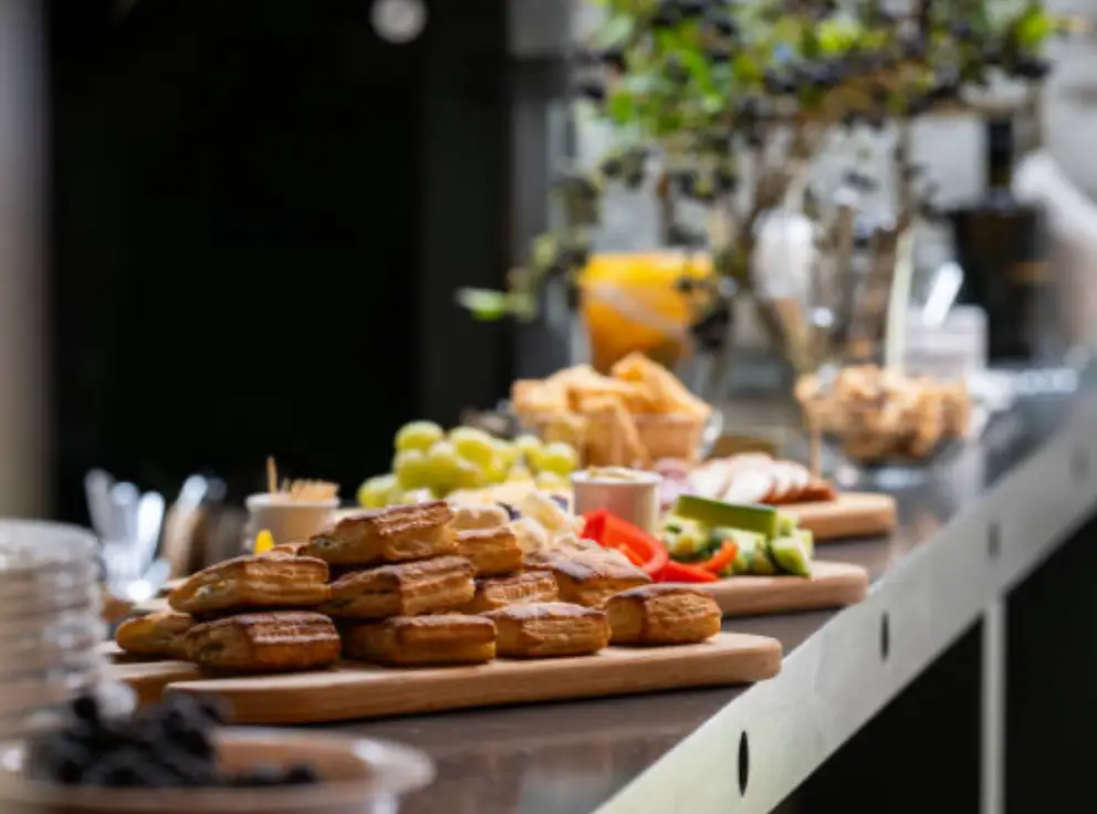 Cómo organizar un evento profesional con catering para empresas en Asturias 2 coffee break de catering para empresas en Asturias en una reunión profesional