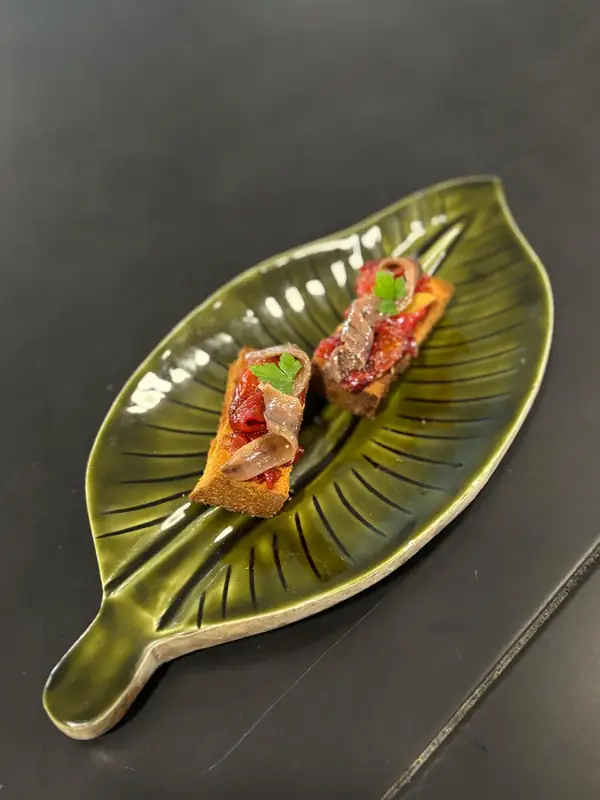 Precio de catering en Asturias: cuánto cuesta en 2026 2 detalle de aperitivos de catering para boda en Asturias