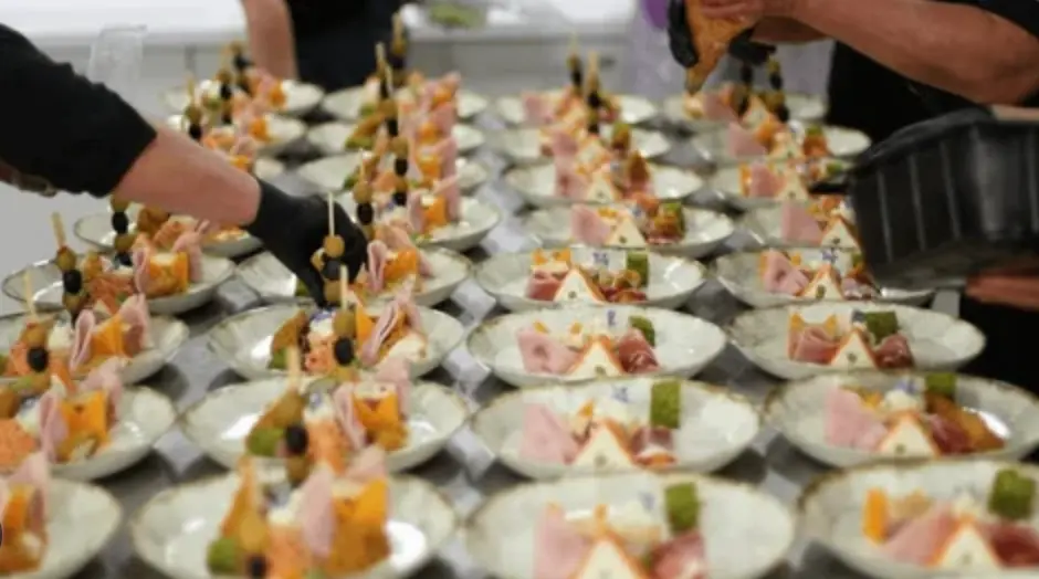 Catering para bodas en Asturias | Servicio personalizado 4 servicio de catering para bodas en Asturias camarero sirviendo platos