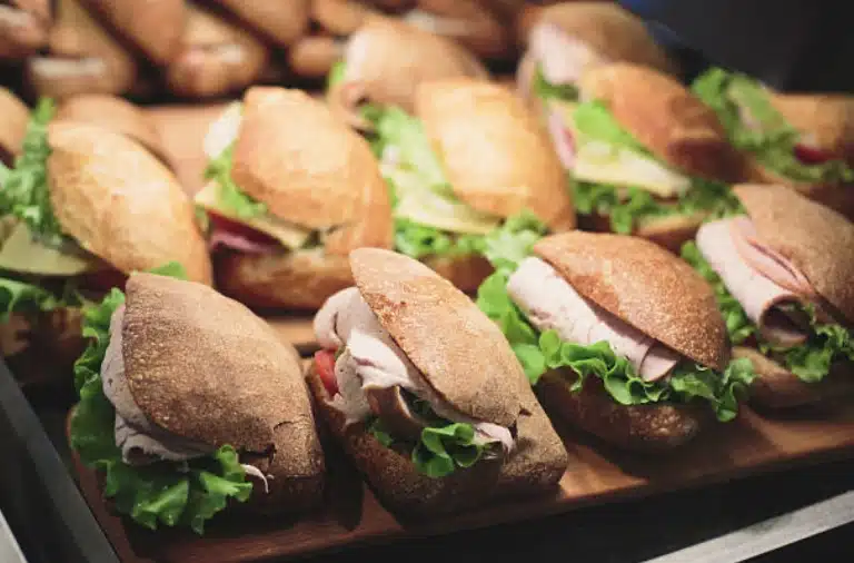 Catering para celebraciones privadas en Asturias: ideas, formatos y cómo elegir la mejor opción 1 catering para celebraciones privadas en Asturias con presentación cuidada