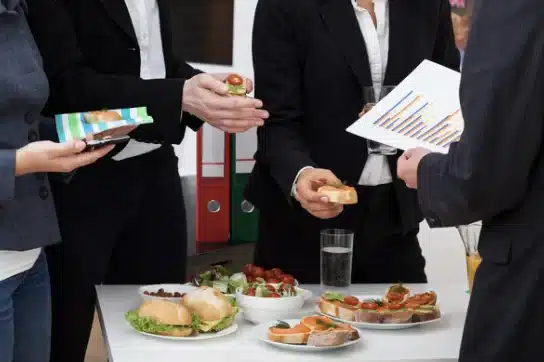 Coffee break para empresas en Asturias: qué incluir y cómo organizarlo 2 catering coffee break en Asturias con café, zumos y bocados dulces y salados