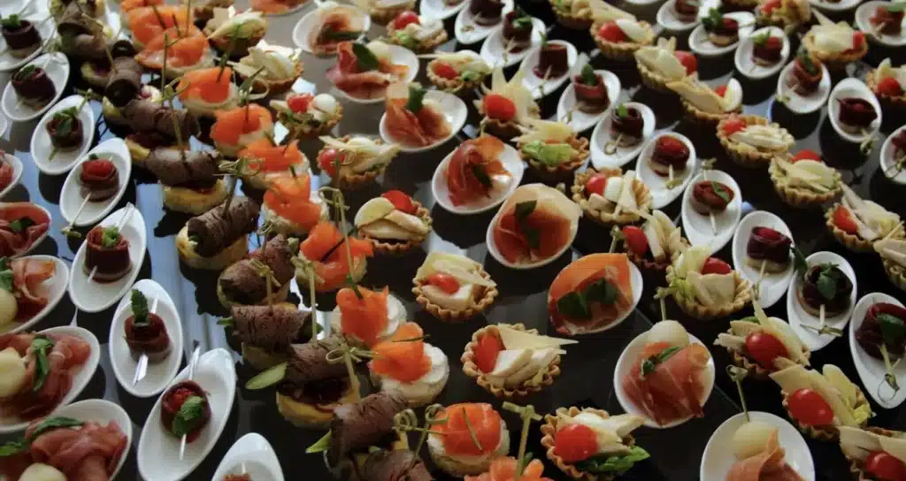 Catering para cumpleaños en Asturias: ideas, formatos y cómo organizarlo 3 formato cóctel de catering para cumpleaños en Asturias