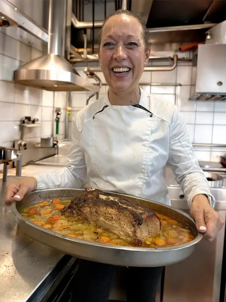 Susana Fernández, directora gastronómica de El Buen Hacer Eventos, preparando un guiso de lomo ibérico para el catering del concierto de El Último de la Fila en Asturias.