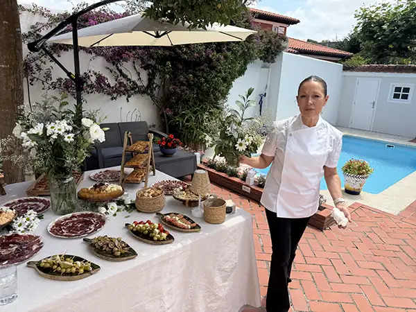 Mesa con servicio de catering para celebración de cumpleaños y eventos privados en Asturias.