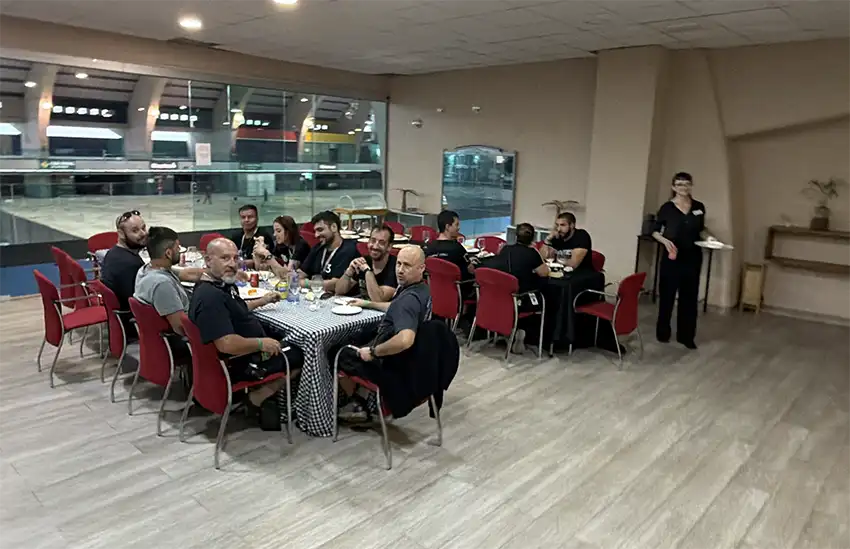 Comedor de producción y servicio de catering ininterrumpido para los técnicos de la gira de El Último de la Fila en Asturias, garantizando agilidad y cero esperas.