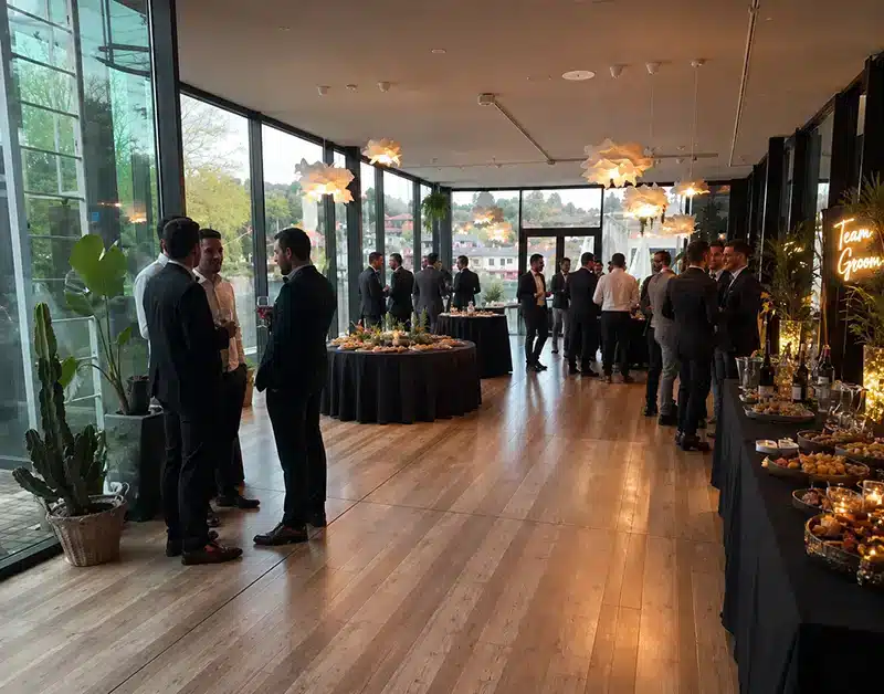 Celebración de despedida de soltero exclusiva con barra libre en los espacios privados de El Buen Hacer Eventos en Asturias.