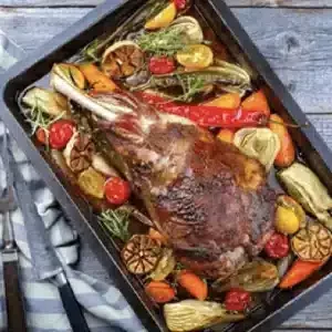 Cabritu a la asturiana cocinado a fuego lento para celebraciones navideñas.